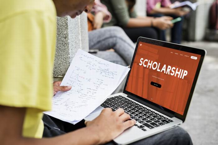 choose the right scholarship