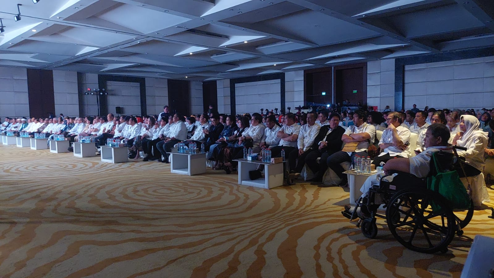 Chairperson of AIE, Drh. Ida Sunar Indarti, Presents a Special Gift and Prayer for President Prabowo–Gibran