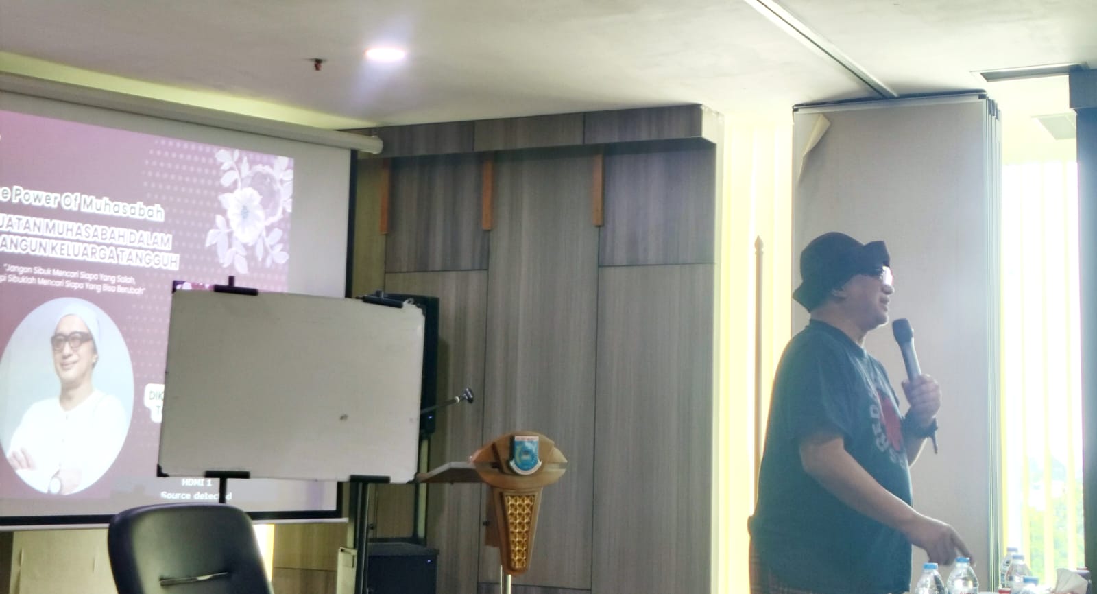 Dik Doank Shines as an Inspirational Speaker at the Family Resilience Socialization Event for Women in South Tangerang