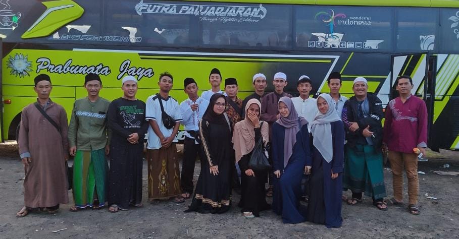 Grave Pilgrimage: Tracing Islamic History and Reflecting on Nature with Ponpes Nurul Fallah