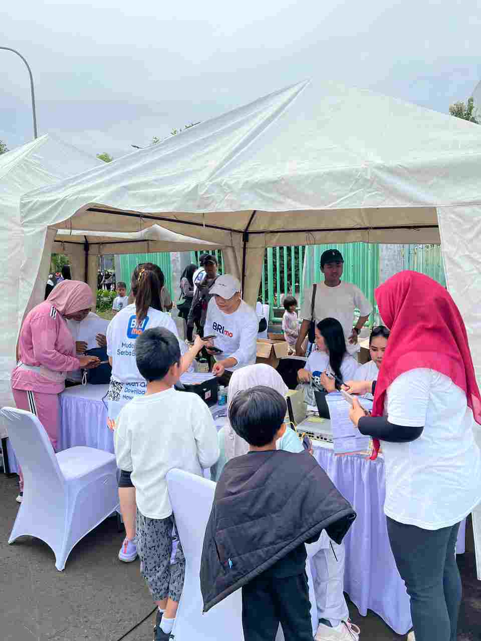 BRI Bekasi Branch Office Brings Banking Services and Financial Education to CFD, Public Crowds Booth with Enthusiasm