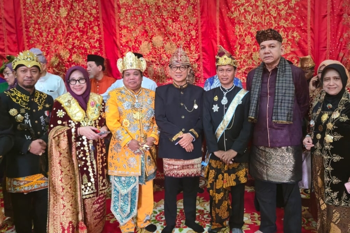 Secretary-General of the Indonesian Adat Council Honored as Distinguished Guest at the 57th Bengkulu Anniversary Adat Title Conferment Ceremony