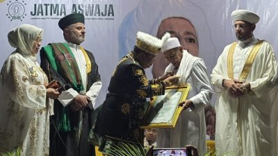 Kutai Mulawarman Monarch Grants “Karunia Kaseh” at National Dhikr Event in Rajeg Tangerang