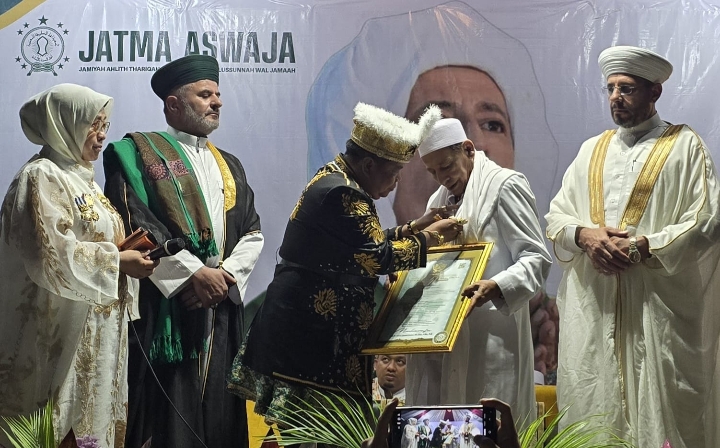 Kutai Mulawarman Monarch Grants “Karunia Kaseh” at National Dhikr Event in Rajeg Tangerang
