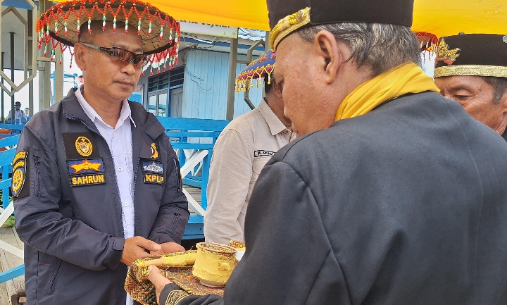 Working Visit of Indonesia’s Ministry of Environment to Muara Kaman Welcomed with Kutai Mulawarman’s Traditional Tempong Tawar Ceremony