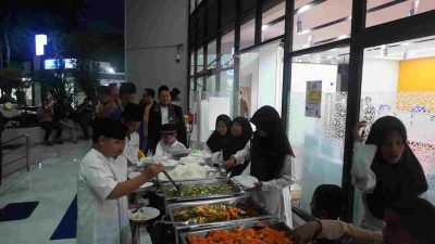 Strengthening Social Synergy, BRI Bekasi Branch Office Holds Friday Sharing and Orphan Donation