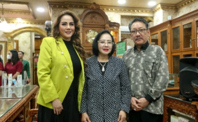 Kicked Off with Orphan Assistance, Nita Thalia Undergoes Facelift at Queen Plastic Surgery Clinic Sunter