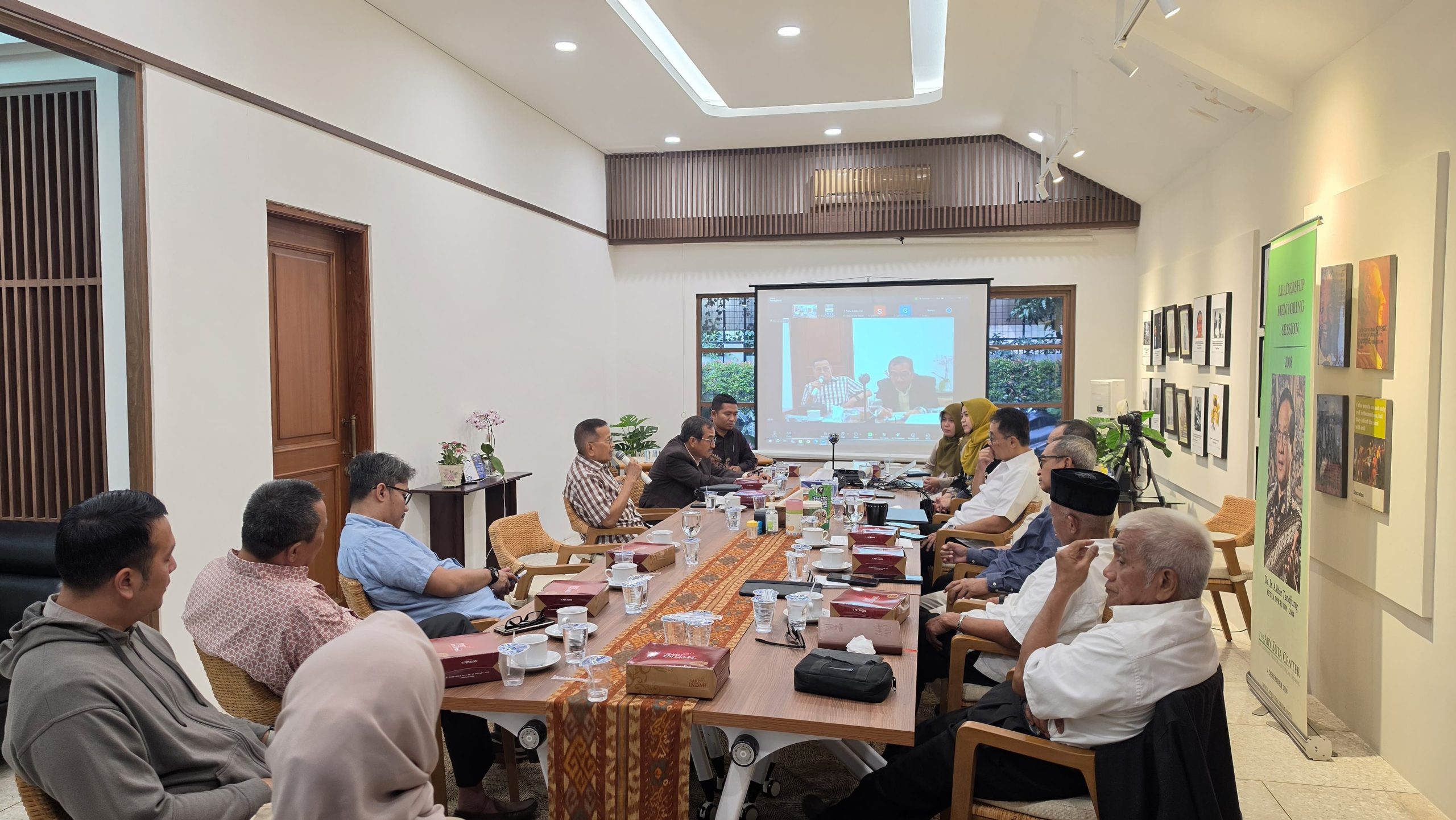 Here’s the English translation:       Akbar Tandjung Institute Holds Discussion on Current Economic and Energy Issues, Strengthening Strategic Perspectives to Address National Challenges