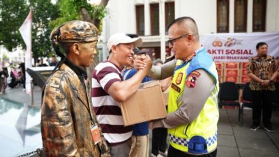 Strengthening Ties with the Community: Indonesian National Police Distribute 450 Aid Packages to Art Communities and Street Vendors in Kota Tua