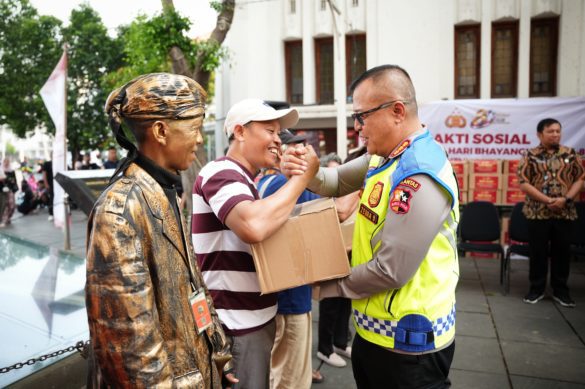 Strengthening Ties with the Community: Indonesian National Police Distribute 450 Aid Packages to Art Communities and Street Vendors in Kota Tua