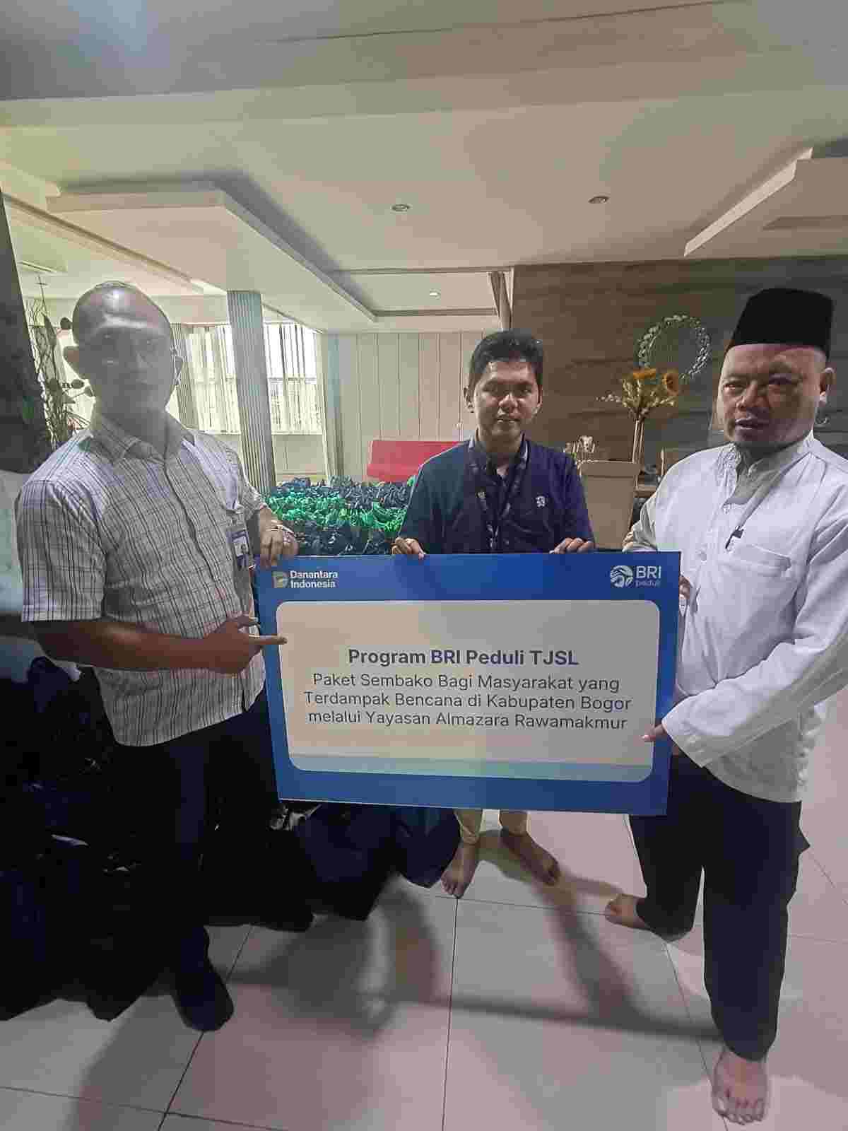 BRI KC Cibubur Stands with Disaster Victims, Distributes 1,000 Food Packages in Bogor