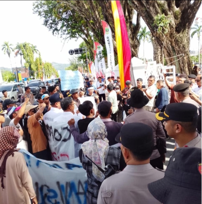 Hundreds of Victims of Ecological Disasters Demand Strict Action Against Environmental Destroyers in West Sumatra