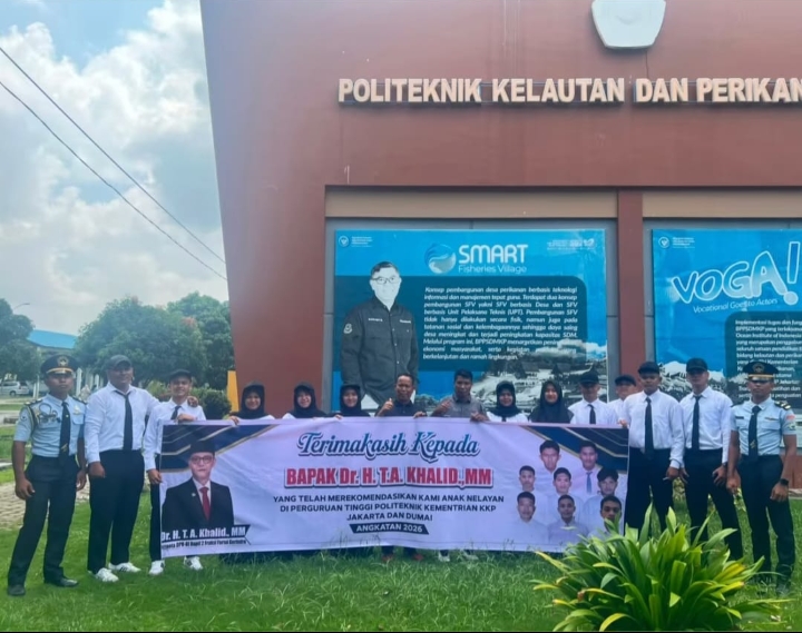 Fishermen’s Students Unfurl Appreciation Banner for T.A. Khalid at MFA Polytechnic