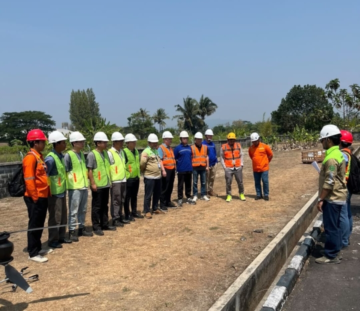 PT Duta Topkey Energi Tests Insulator-Cleaning Drones, Pushes for Safer, More Efficient Power Transmission Maintenance